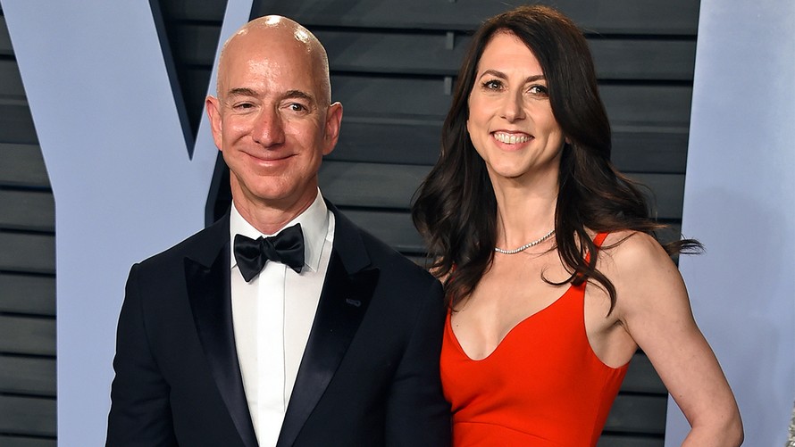 Nhà sáng lập trang web bán lẻ Amazon.com - Jeff Bezos và vợ mình MacKenzie. Ảnh: ABC