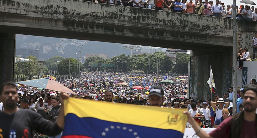 Người dân Venezuela chia làm hai phe, cùng đổ ra đường tuần hành 