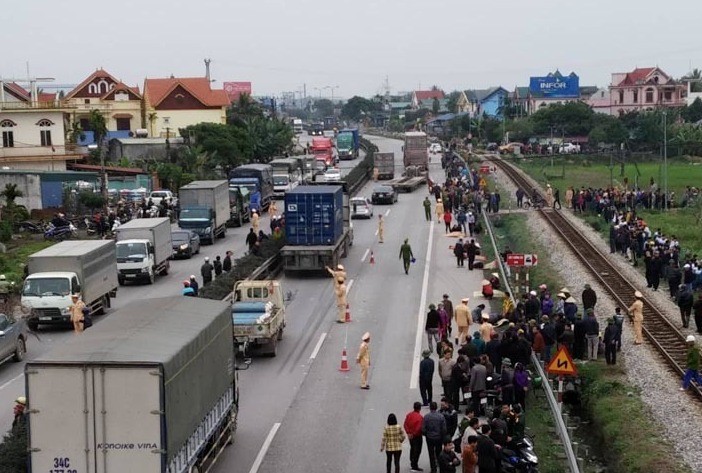Vụ tai nạn thương tâm trên Quốc lộ 5 (huyện Kim Thành, Hải Dương) vào ngày 21/1 đã khiến 16 người thương vong. Ảnh: Đại Đoàn Kết