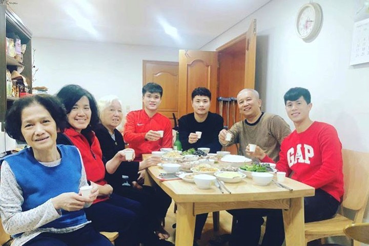 Đình Trọng, Xuân Hưng và Văn Tới dùng bữa Tất niên cùng gia đình Đại sứ Nguyễn Vũ Tú. Ảnh: Instagram 