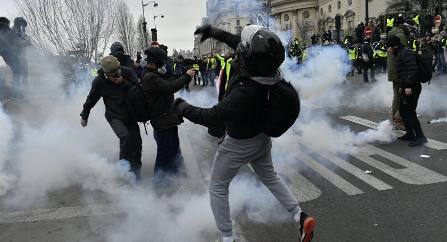 Pháp: Người biểu tình phe Áo vàng mất tay do lựu đạn của cảnh sát