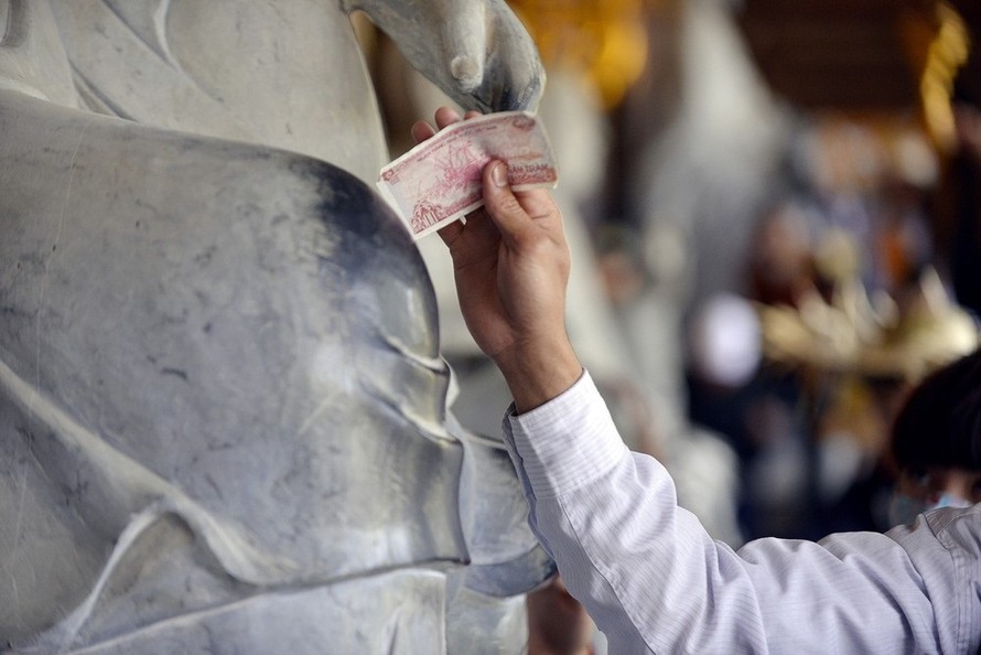 Nhét tiền vào tay Phật là lú lẫn, lợi dụng tôn giáo kiếm tiền coi chừng nghiệp báo