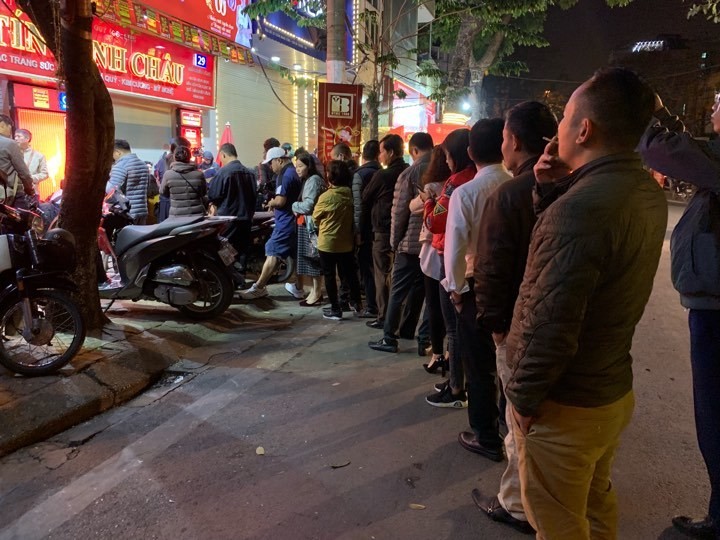 Người dân xếp hàng chờ mua vàng trong ngày vía Thần Tài. Ảnh: VietNamNet