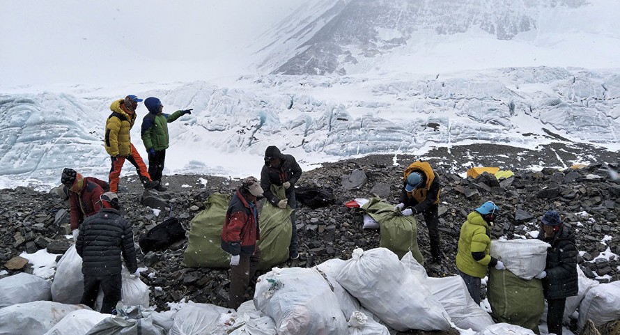 Trung Quốc cấm du khách leo đỉnh Everest để xử lý cuộc khủng hoảng rác
