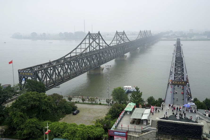Hai cây cầu đường bộ và đường sắt nối biên giới Triều Tiên và Trung Quốc. 