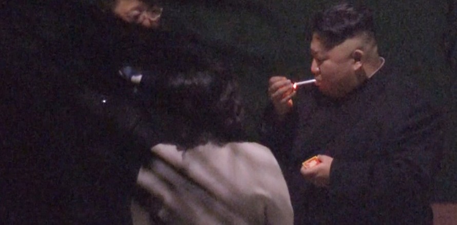 Chủ tịch Kim Jong-un hút thuốc khi tàu dừng nghỉ tại Trung Quốc