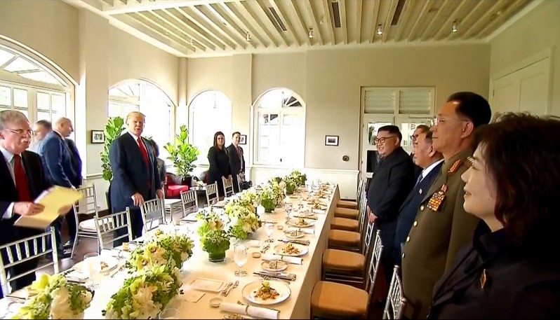 Hai nhà lãnh đạo từng dùng bữa trưa cùng nhau tại Singapore. Ảnh: Mainichi