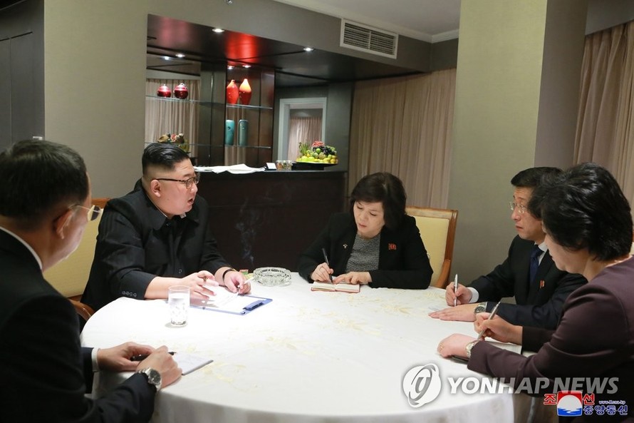 Chủ tịch Kim nhóm họp với các phụ tá ngay khi đặt chân tới Hà Nội
