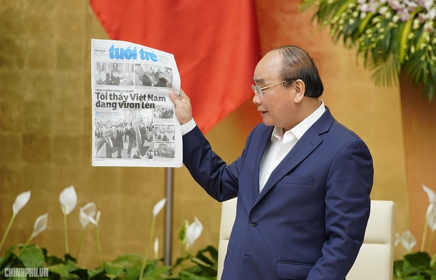 Thủ tướng cho rằng hình ảnh Tổng thống Mỹ Donald Trump cầm quốc kỳ Việt Nam rất có ý nghĩa đối với quan hệ hai nước - Ảnh: VGP