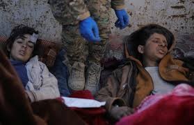 Hareth (phải) và một cậu bé khác đang được chăm sóc y tế sau khi thoát khỏi lãnh thổ của IS. Ảnh: Reuters