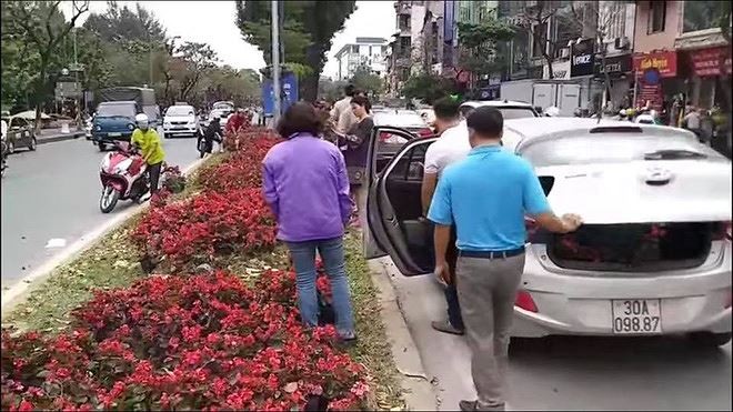 Nhiều người dân đỗ ô tô và xe máy ngay bên đường để tiện chở hoa về. Ảnh: Tiền Phong