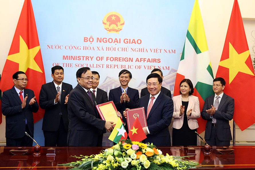 Phó Thủ tướng Phạm Bình Minh ký Biên bản thỏa thuận với Bộ trưởng Bộ Hợp tác Quốc tế Myanmar U Kyaw. Ảnh: VGP