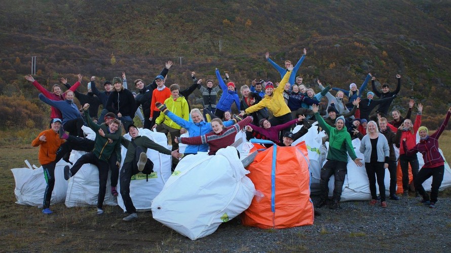 40 học sinh tại Nauy dành một tuần để thu thập hơn 12 tấn rác tại bãi biển địa phương. Ảnh: Twitter