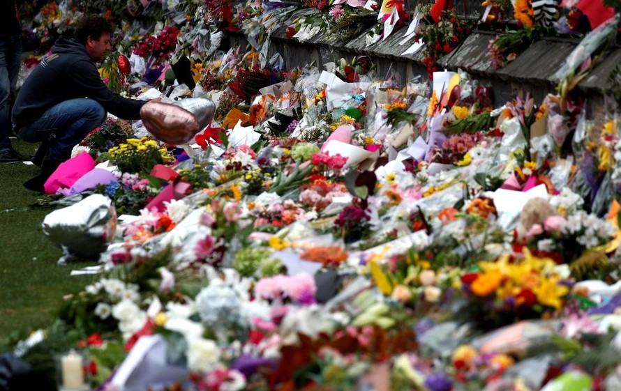 Khu tưởng niệm các nạn nhân thiệt mạng sau vụ khủng bố. Ảnh: Reuters 