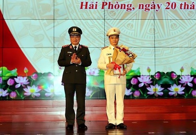 Thượng tướng Nguyễn Văn Thành trao quyết định và chúc mừng Đại tá Lê Ngọc Châu. Ảnh: VGP