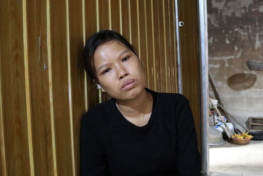 Chị Hồng tuyệt vọng sau khi con trai mất còn chồng bị bắt. Ảnh: VietNamNet