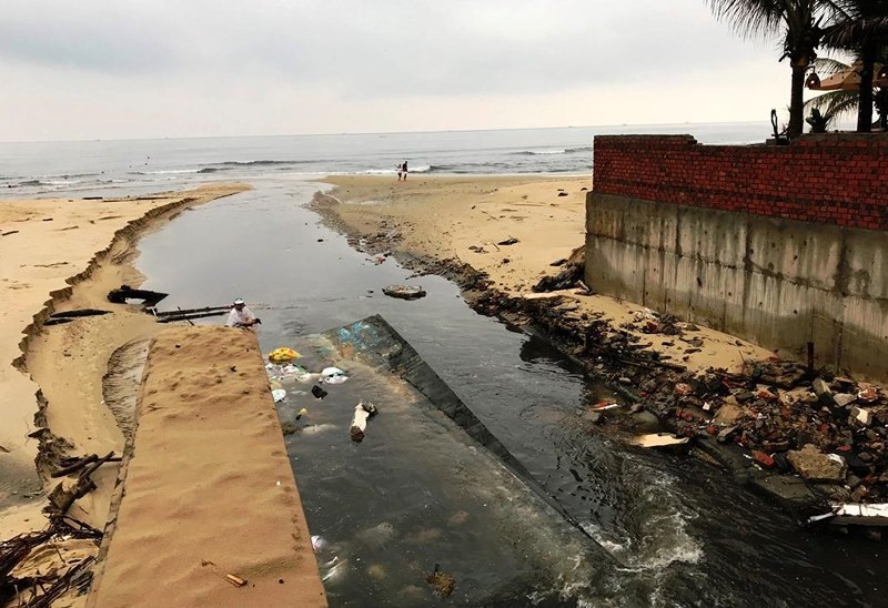Dòng nước thải chảy thẳng ra biển gây ô nhiễm và mất mỹ quan nghiêm trọng. Ảnh: PLO