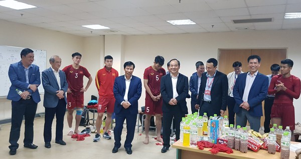 Bộ trưởng Nguyễn Ngọc Thiện và lãnh đạo Bộ VH-TT-DL, Ủy Ban Oympic VN, Tổng cục TDTT và LĐBĐVN gặp gỡ, chúc mừng thành tich của U23 Việt Nam sau trận đấu. Ảnh: VFF
