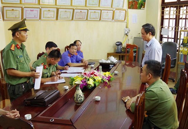 Công bố quyết định khởi tố bị can, cấm đi khỏi nơi cư trú đối với Phạm Văn Khuông. Ảnh: Dân trí