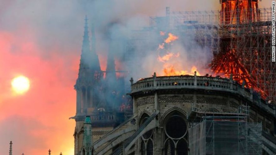 Ngọn lửa bao trùm phần mái nhà thờ. Ảnh: CNN