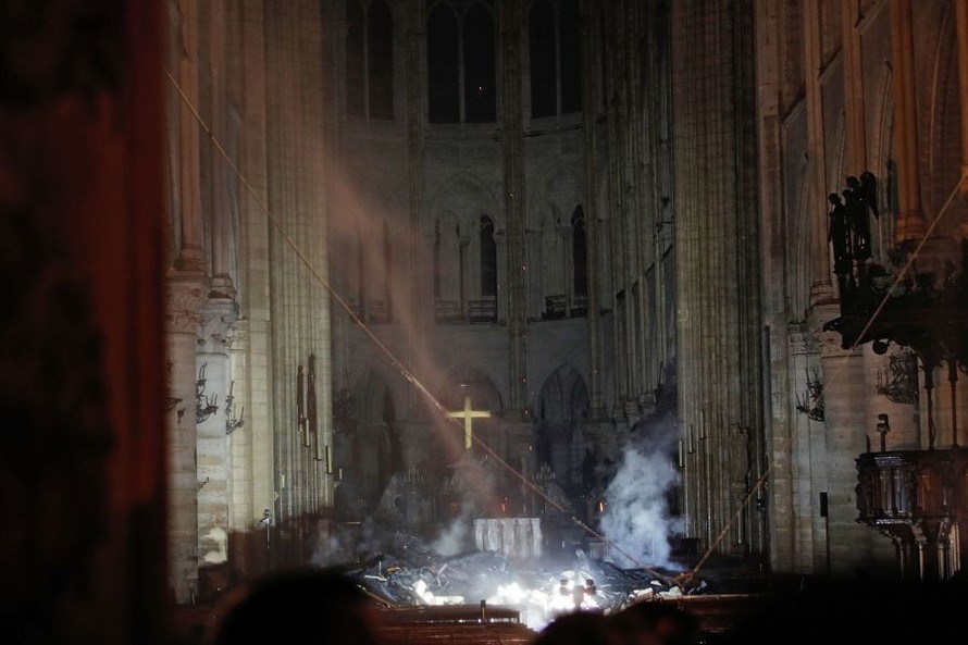 Bàn thờ và thánh giá trong Nhà thờ Đức Bà Paris không bị lửa bén