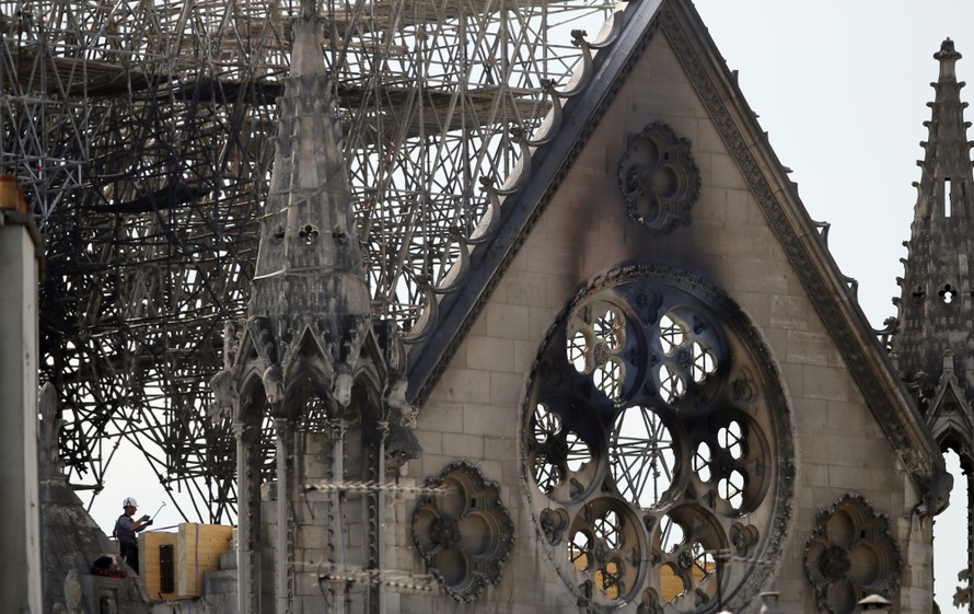 Nhà thờ Đức Bà Paris sau thảm họa. Ảnh: AP