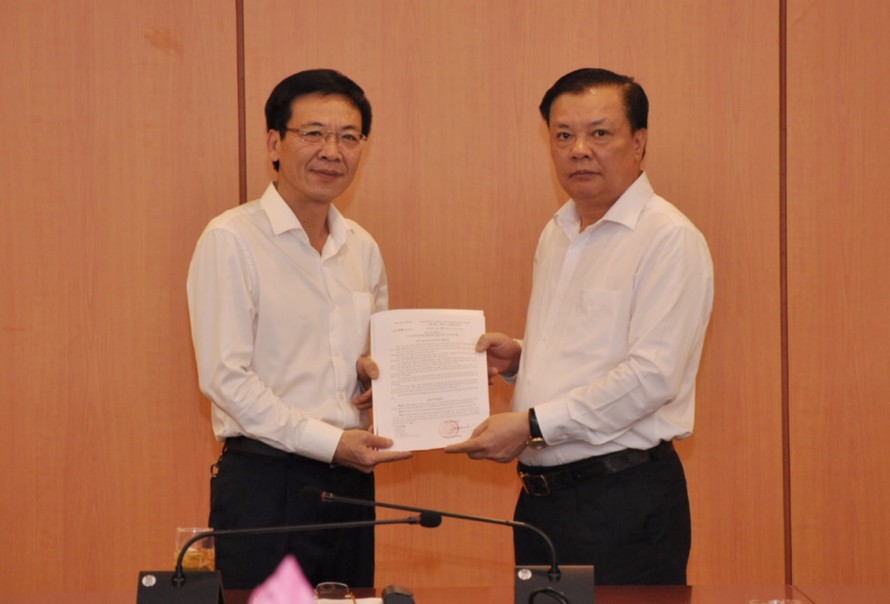 Ông La Văn Thịnh (trái) giữ chức Cục trưởng Cục Quản lý công sản. Ảnh: VGP