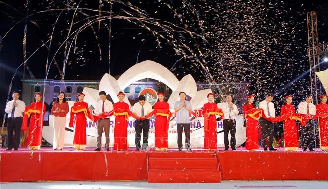 Phó Thủ tướng Vương Đình Huệ dự lễ và cắt băng khánh thành Quảng trường thành phố Hà Tĩnh. Ảnh: TTXVN