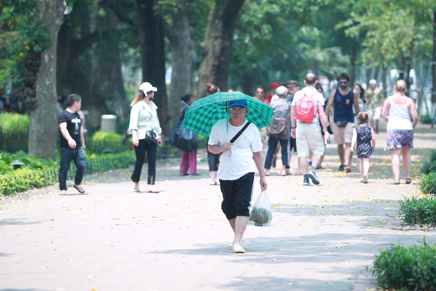 Thời tiết ngày 27/4: Bắc Bộ và Trung Bộ có mưa dông, Nam Bộ nắng nóng