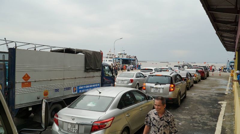 Hàng dài ô tô xếp hàng đợi các chuyến phà ra đảo. Ảnh: VietNamNet