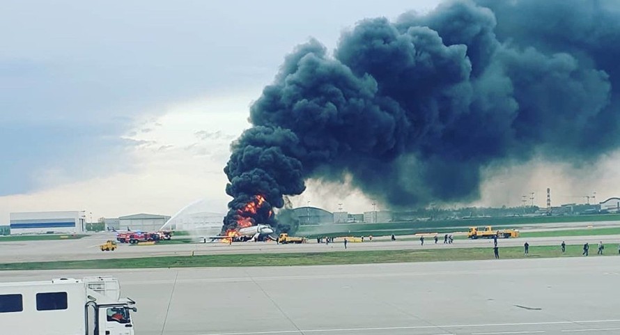 Máy bay Sukhoi bốc cháy ngay trên đường băng 