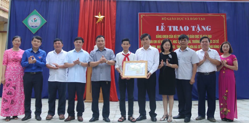 Nam sinh Vũ Văn Hùng nhận bằng khen của Bộ GD&ĐT. Ảnh: VietNamNet