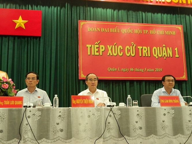 Bí thư Thành ủy Nguyễn Thiện Nhân (giữa) cùng Tổ Đại biểu Quốc hội đơn vị 1 tiếp xúc cử tri quận 1. Ảnh: Tiền Phong