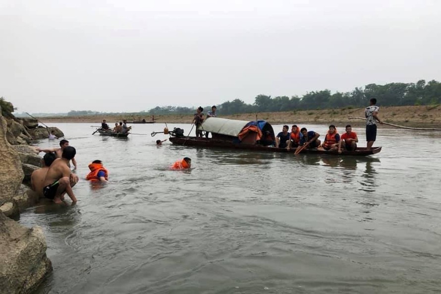 Lực lượng cứu hộ cứu nạn - Phòng Cảnh sát PCCC Công an tỉnh Thanh Hóa cùng người dân tìm kiếm thi thể các nạn nhân chết đuối. Ảnh: VietNamNet