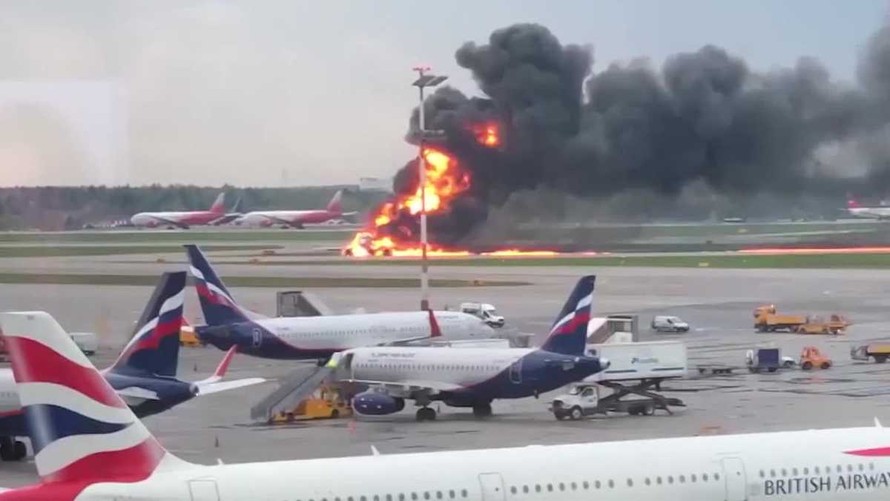 Máy bay Nga bốc cháy: 41 người thiệt mạng