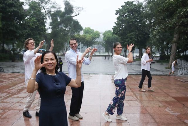 Công chúa Victoria Ingrid Alice Desiree (ngoài cùng bên phải) cùng Phu quân tập thể dục sáng tại Hà Nội. Ảnh: Dân trí
