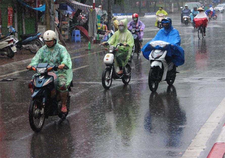 Thời tiết ngày 10/5: Bắc Bộ trời se lạnh, Nam Bộ có mưa dông