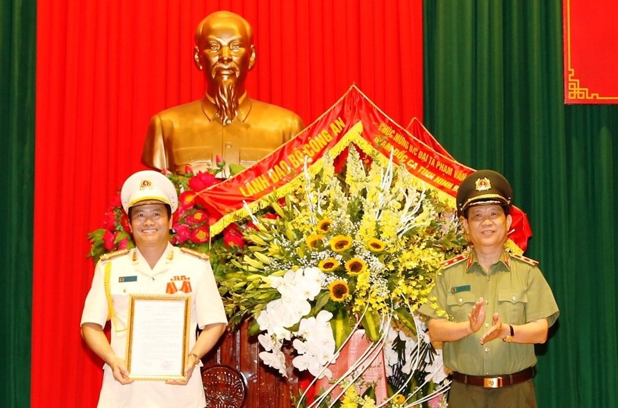 Trung tướng Nguyễn Văn Sơn, Thứ trưởng Bộ Công an trao quyết định và chúc mừng đồng chí Phạm Văn Sơn.