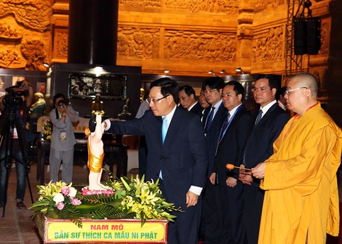 Phó Thủ tướng Phạm Bình Minh thực hiện nghi lễ tắm Phật tại chùa Tam Chúc. Ảnh: VGP
