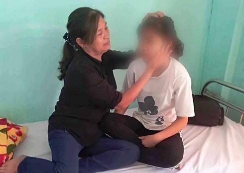 Nữ sinh Lê Thị L. hiện đang được điều trị tại bệnh viện. Ảnh: Infonet