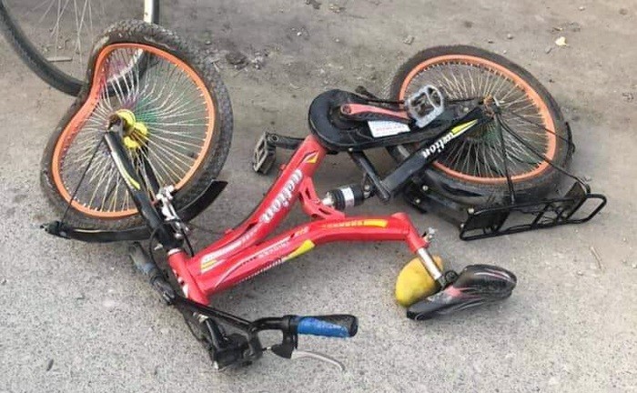 Chiếc xe đạp hai chị em chở nhau biến dạng sau vụ tai nạn. Ảnh: Zing.vn