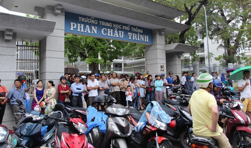 Các phụ huynh đợi đón con tại trường THPT Phan Châu Trinh. Ảnh: VietNamNet