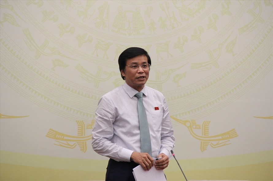 Tổng Thư ký Quốc hội Nguyễn Hạnh Phúc thông tin với báo chí về các nhóm vấn đề và bộ trưởng sẽ tham gia trả lời chất vấn. Ảnh: Lao Động