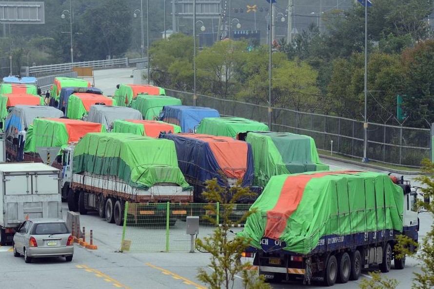 Các chuyến xe chở gạo của Hàn Quốc tại biên giới Triều Tiên. Ảnh: UPI