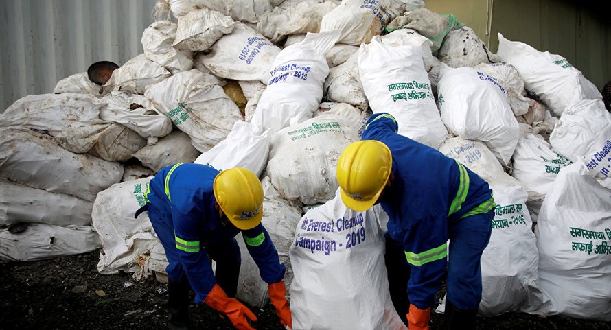 Nepal thu gom 11 tấn rác và 4 thi thể trên đỉnh Everest 