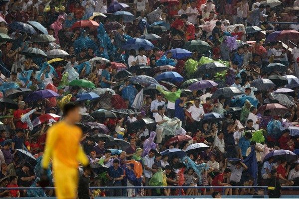 Hàng vạn khán giả không quản mưa gió tới SVĐ Việt Trì để cổ vũ đội tuyển U23 Việt Nam. Ảnh: VFF