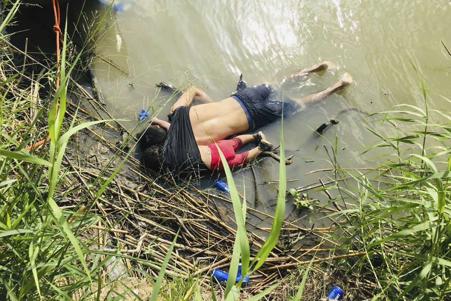 Thi thể hai cha con anh Oscar Alberto Martínez Ramírez được tìm thấy phía bên kia biên giới Mexico. Ảnh: CNN