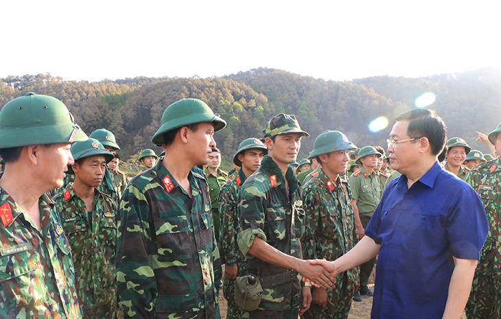 Phó Thủ tướng Vương Đình Huệ thị sát, chỉ đạo chữa cháy rừng Hà Tĩnh
