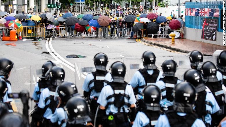 Người biểu tình dựng rào chắn sau khi chiếm trụ sở chính quyền Hong Kong. Ảnh: CNN