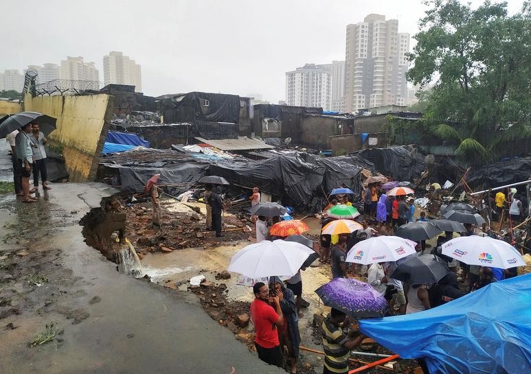 Mưa lớn kéo dài tại Ấn Độ khiến 13 người thiệt mạng do sập tường